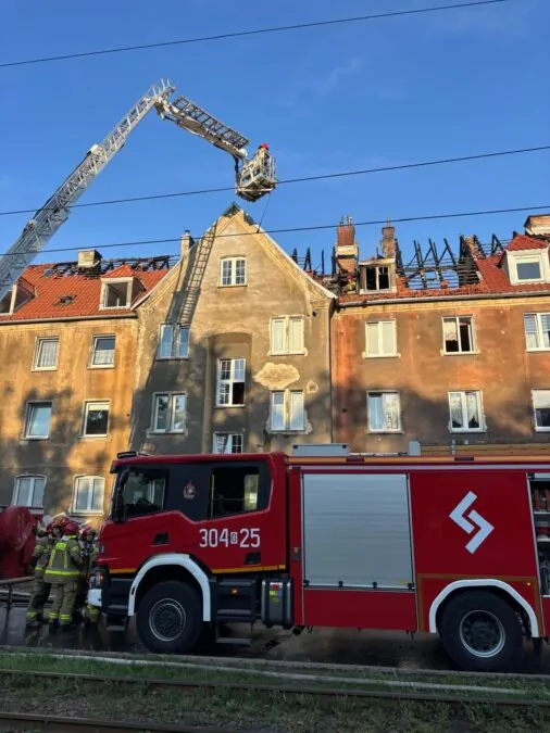 Pożar kamienicy przy al. Hallera w Gdańsku. Nie żyje jedna osoba (FOTO: KMPSP Gdańsk/FB)