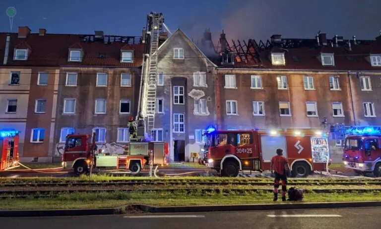 Pożar kamienicy przy al. Hallera w Gdańsku. Nie żyje jedna osoba (FOTO: KMPSP Gdańsk/FB)