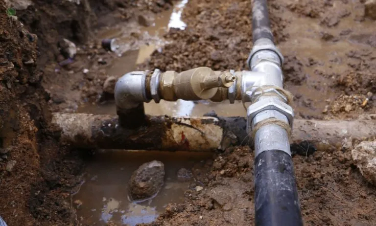 Mąż posłanki PO podpiął się do wodociągu bez licznika? (FOTO: canva)