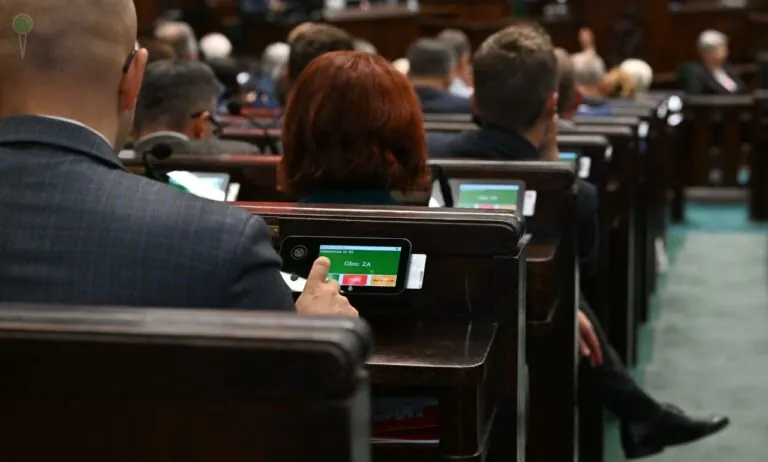 KO spada poniżej PiS. Sondaż pokazuje nowy układ sił (FOTO; Sejm/X)