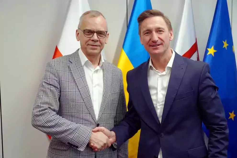 Waldemar Miśko przyjmuje nominacje od Olgierda Geblewicza na stanowisko prezesa WFOŚiGW w Szczecinie. (FOTO: UMWZ)