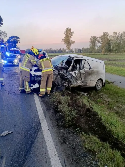 Czołowe zderzenie ciężarówki i autem osobowym pod Malborkiem (FOTO: KP PSP Malbork)