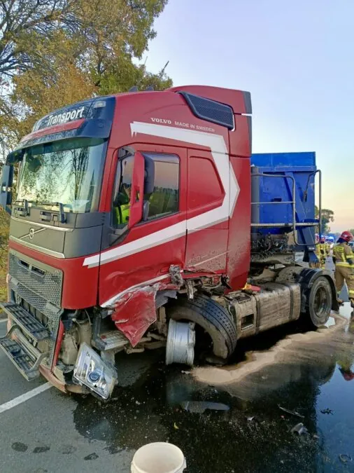 Czołowe zderzenie ciężarówki i autem osobowym pod Malborkiem (FOTO: KP PSP Malbork)
