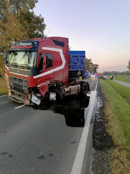 Czołowe zderzenie ciężarówki i autem osobowym pod Malborkiem (FOTO: KP PSP Malbork)