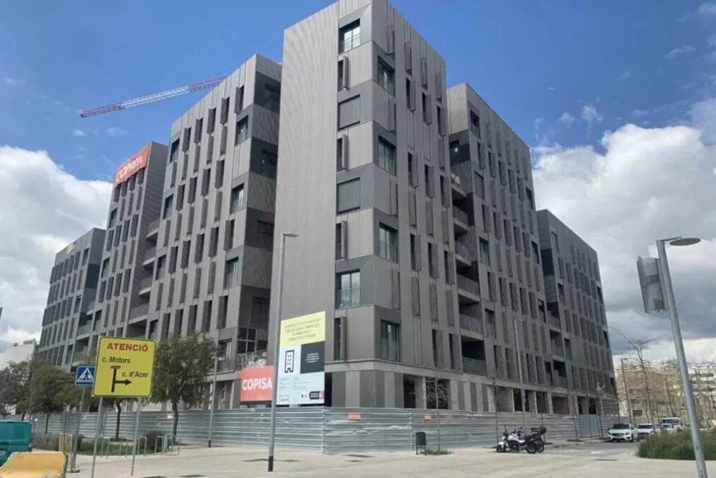 Budynek z mieszkaniami komunalnymi przy ulicy Acer w Barcelonie