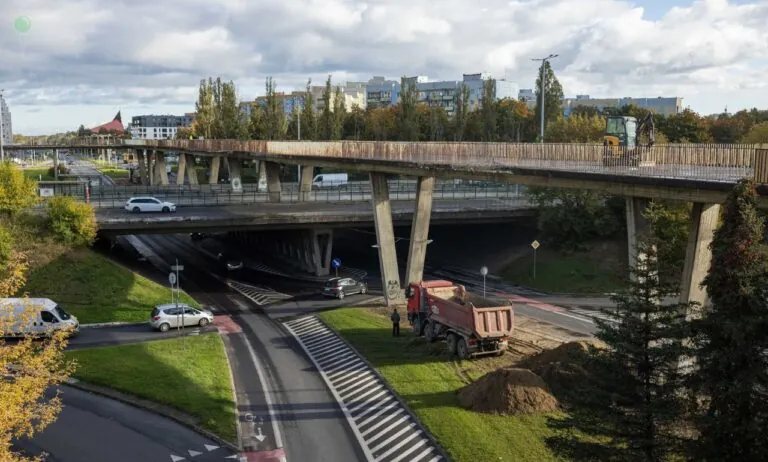 Znika kładka nad al. Jana Pawła II w Gdańsku. Czas na paraliż (FOTO: K. Jasiński/gdansk.pl)