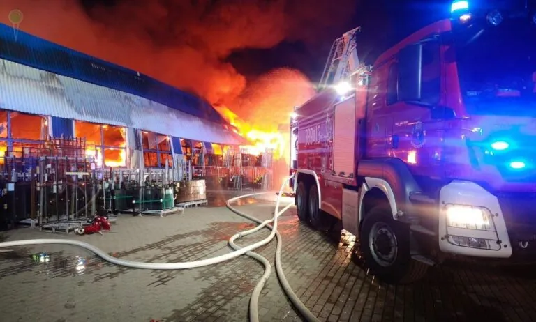 W Rusocinie doszczętnie spłonęła hala produkcyjna (FOTO: OSP KSRG Rościszewo)