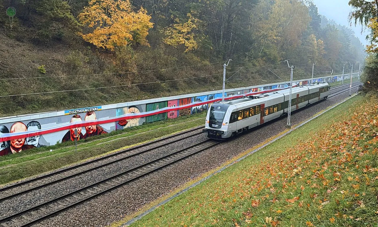 PKM-ka ściga mężczyzn po rozwieszeniu polskiej flagi na pro-ukraińskim muralu (FOTO: PKM S.A.)