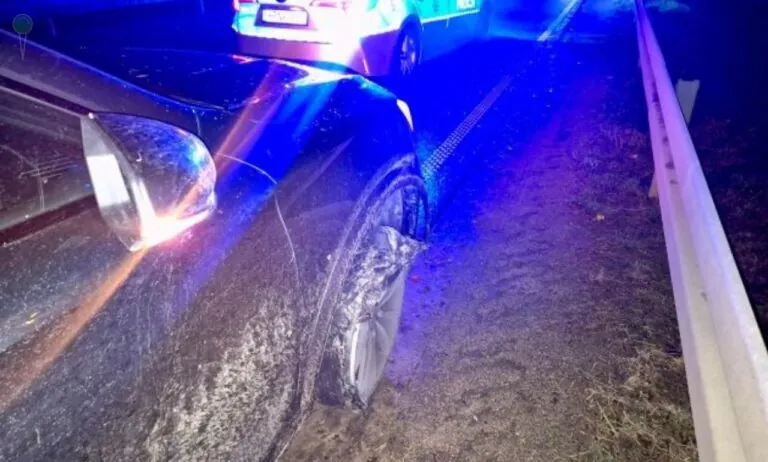 Pijana kobieta jechała bez opony przez Kartuzy. Felga ryła asfalt (FOTO: KPP Kartuzy)