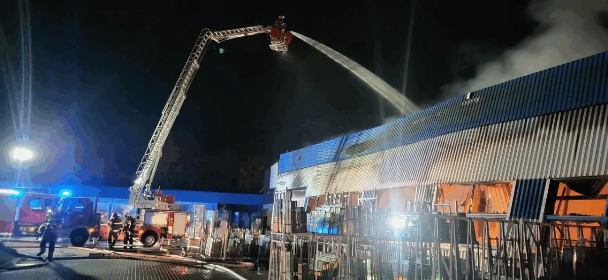 W Rusocinie doszczętnie spłonęła hala produkcyjna (FOTO: KPSP Pruszcz Gdański)