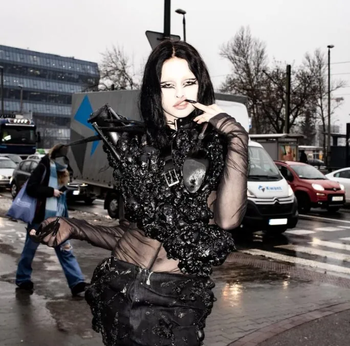 Infectica – local darknet diva, not a drag queen, not a performer, not a thing. Fashion beast, agresywne eksperymentalne perfo dragowe prosto z zapomnianej, brudnej, industrialnej piwnicy. (FOTO: Plama)