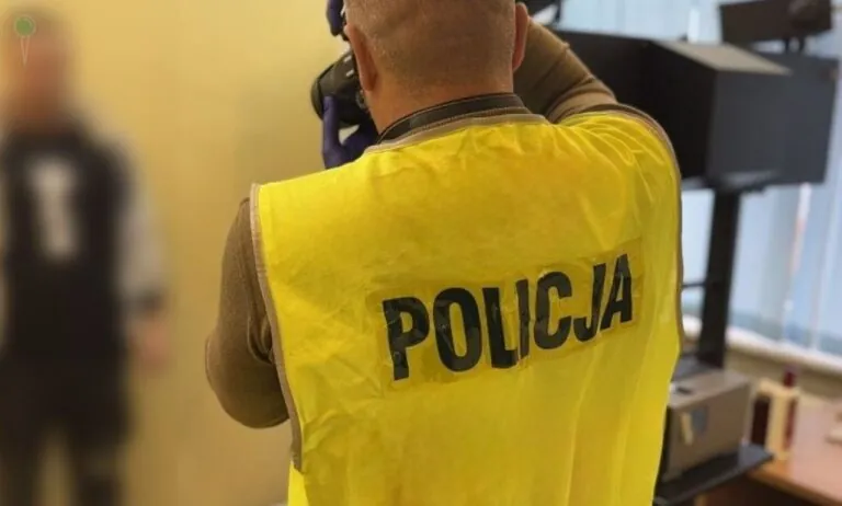 Jechał pijany i oferował łapówkę. Policjanci nie dali się przekupić (FOTO: KPP Tczew)