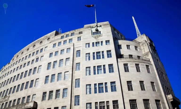 Manipulacja przemówieniem Trumpa. Szefowie BBC podają się do dymisji (FOTO: canva)