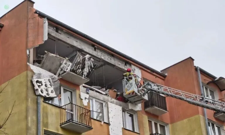 Wybuch gazu w Braniewie. Rozerwało ściany bloku (FOTO: KWPSP Olsztyn)