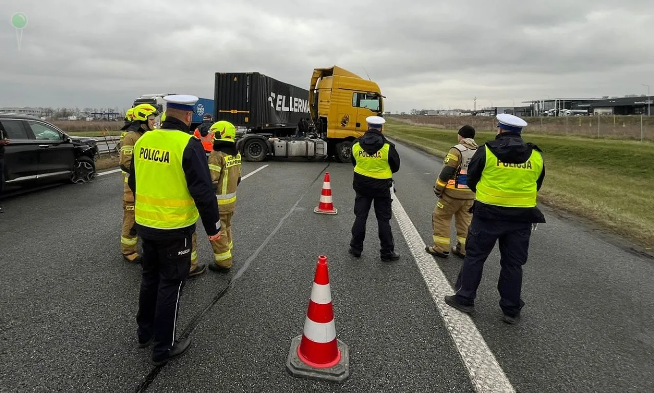 Mandaty dla gapiów z telefonami na autostradzie A1 (FOTO: KPP Pruszcz Gdański)