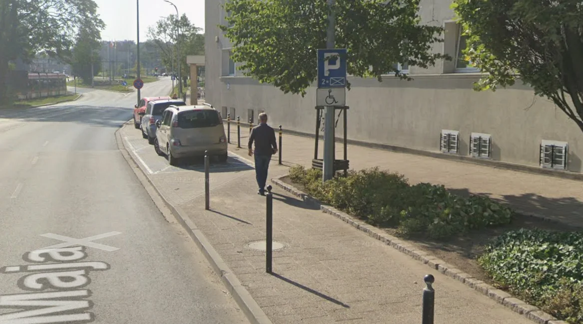 Rowerowa propaganda w Gdańsku usunęła miejsca dla niepełnosprawnych (FOTO: gdansk.pl/wbijamszpile.pl)