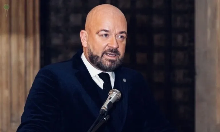 Prezydent Wrocławia nie chce dać się oderwać od fotelu prezydenta we Wrocławiu (FOTO: Jacek Sutryk)