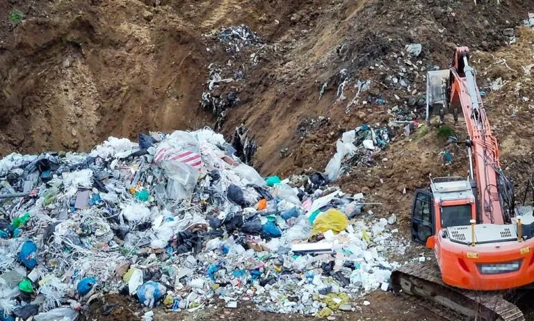 Śmieciowa afera na Pomorzu. Przy S6 chciano ukryć nielegalne wysypisko (FOTO: CBŚP)