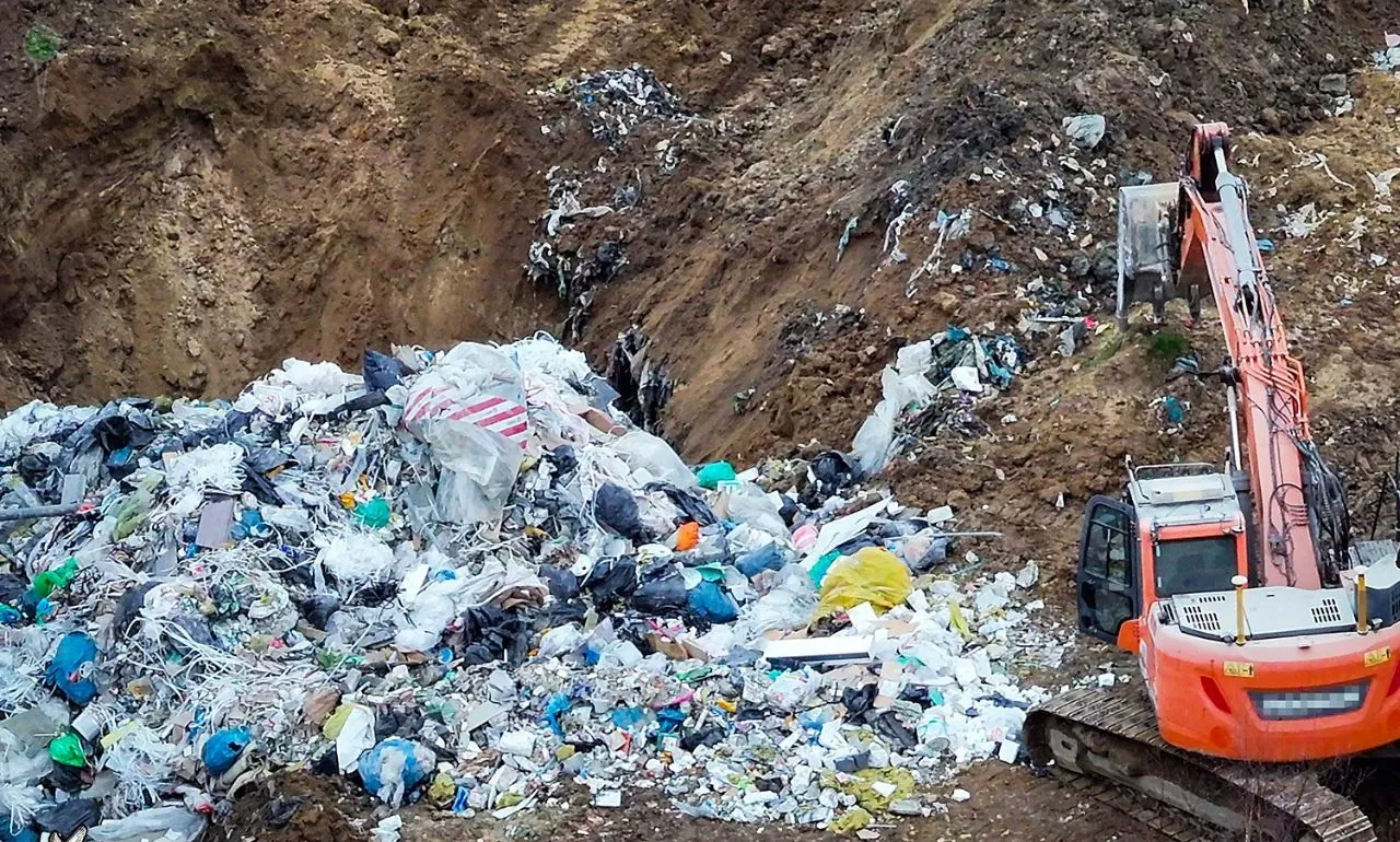 Śmieciowa afera na Pomorzu. Przy S6 chciano ukryć nielegalne wysypisko (FOTO: CBŚP)