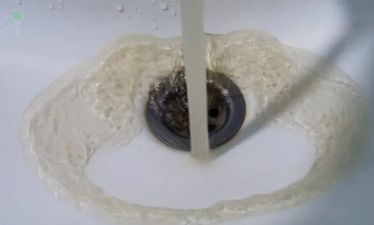 Żółta woda w Ełganowie. Mieszkańcy nie wiedzą, co piją (FOTO: canva)