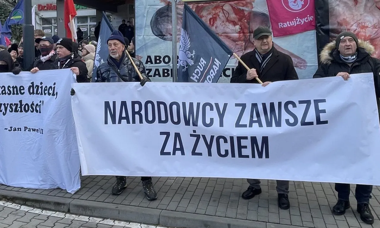 Protest przed szpitalem na Zaspie przeciwko aborcji (FOTO: @MarcinMalicki4/X)