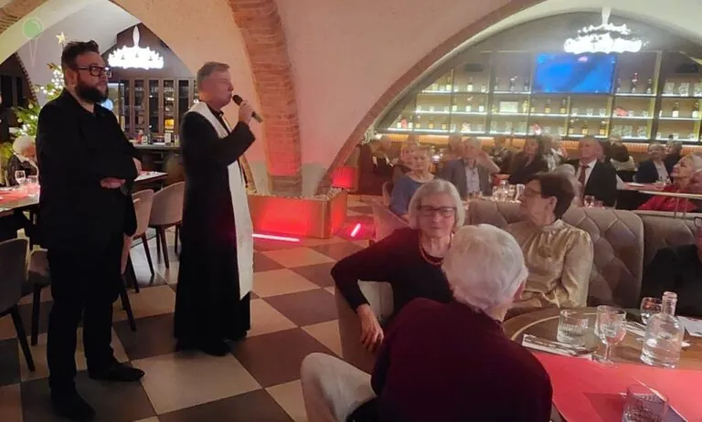 Luksusowa kolacja dla seniorów w Gdańsku pod Dworem Artusa. Przyszli swoi? (FOTO: Rada Dzielnicy Śródmieście)