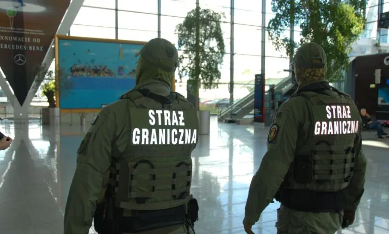 Obywatelka Ukrainy próbowała ugryźć strażnika na lotnisku w Gdańsku (FOTO: MOSG)