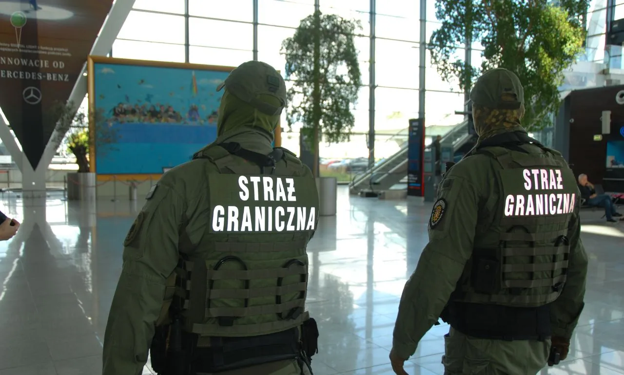 Obywatelka Ukrainy próbowała ugryźć strażnika na lotnisku w Gdańsku (FOTO: MOSG)