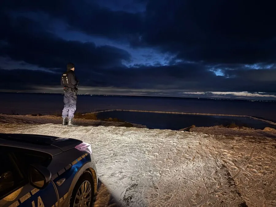 „Naturalne lodowisko” na zatoce. Policja odradza wchodzenie (FOTO: KPP Puck)