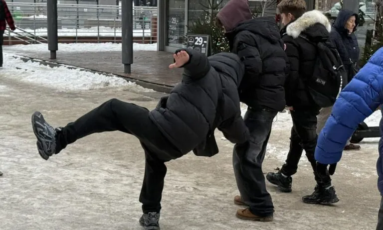 Gołoledź paraliżuje Pomorze. Marznący deszcz zamyka molo i drogi (FOTO: Robert Kwiatek/FB)