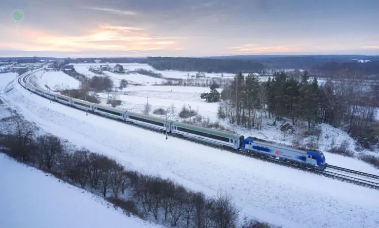 Pociąg TLK „Biebrza” do Gdyni utknął w polu (FOTO: PKP)