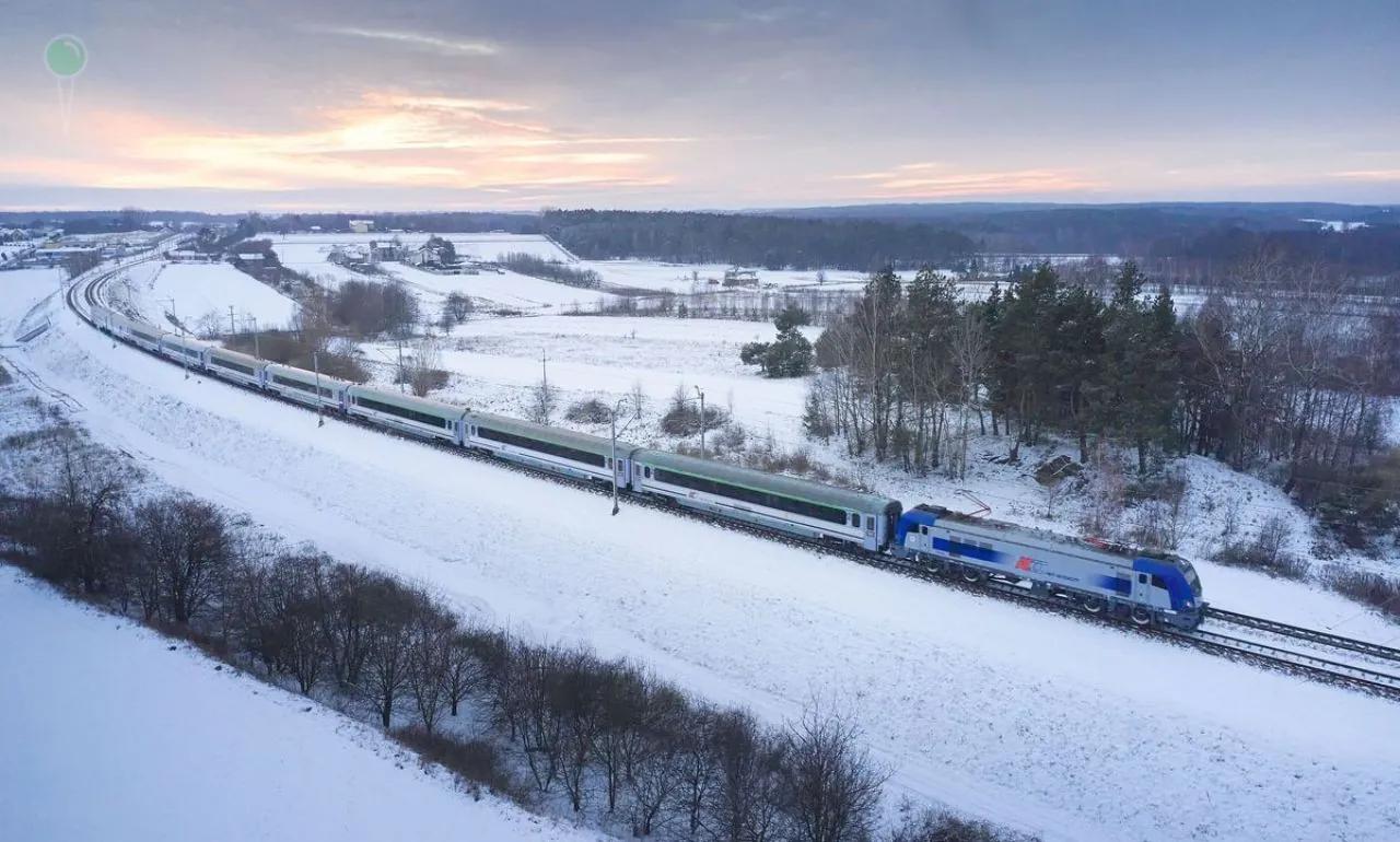 Pociąg TLK „Biebrza” do Gdyni utknął w polu (FOTO: PKP)