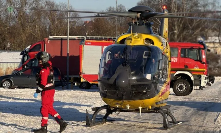 10-letni chłopiec zjeżdżający z górki na popularnym „jabłuszku” wjechał prosto pod samochód. W stanie ciężkim trafił do szpitala w Gdańsku. (FOTO: KPP Bytów)