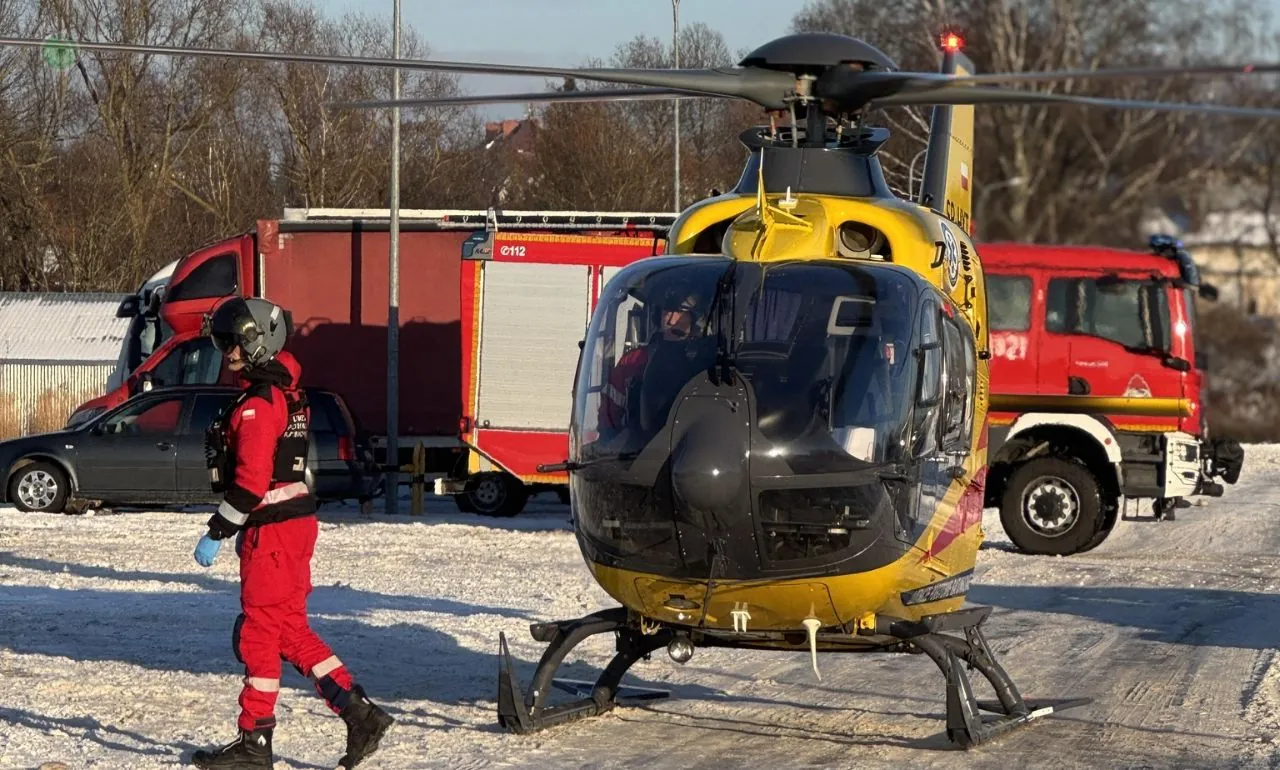 10-letni chłopiec zjeżdżający z górki na popularnym „jabłuszku” wjechał prosto pod samochód. W stanie ciężkim trafił do szpitala w Gdańsku. (FOTO: KPP Bytów)