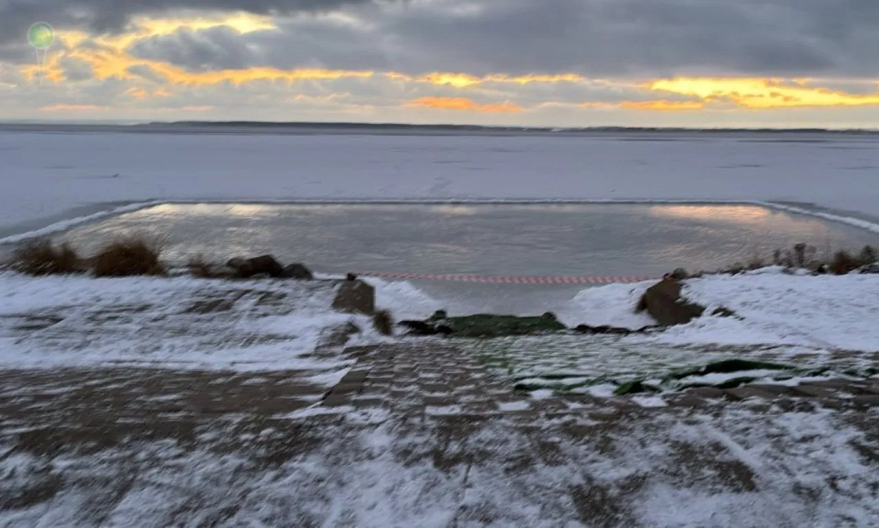 „Naturalne lodowisko” na zatoce. Policja odradza wchodzenie (FOTO: KPP Puck)