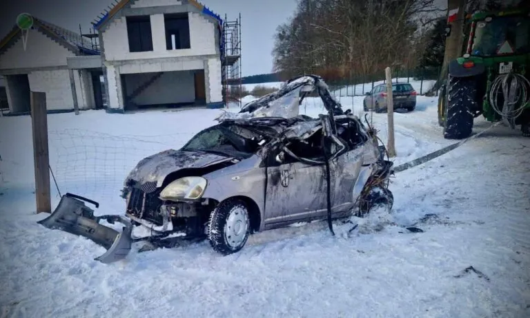 Pijani mężczyźni wjechali autem na lód (FOTO: KPP Tczew)