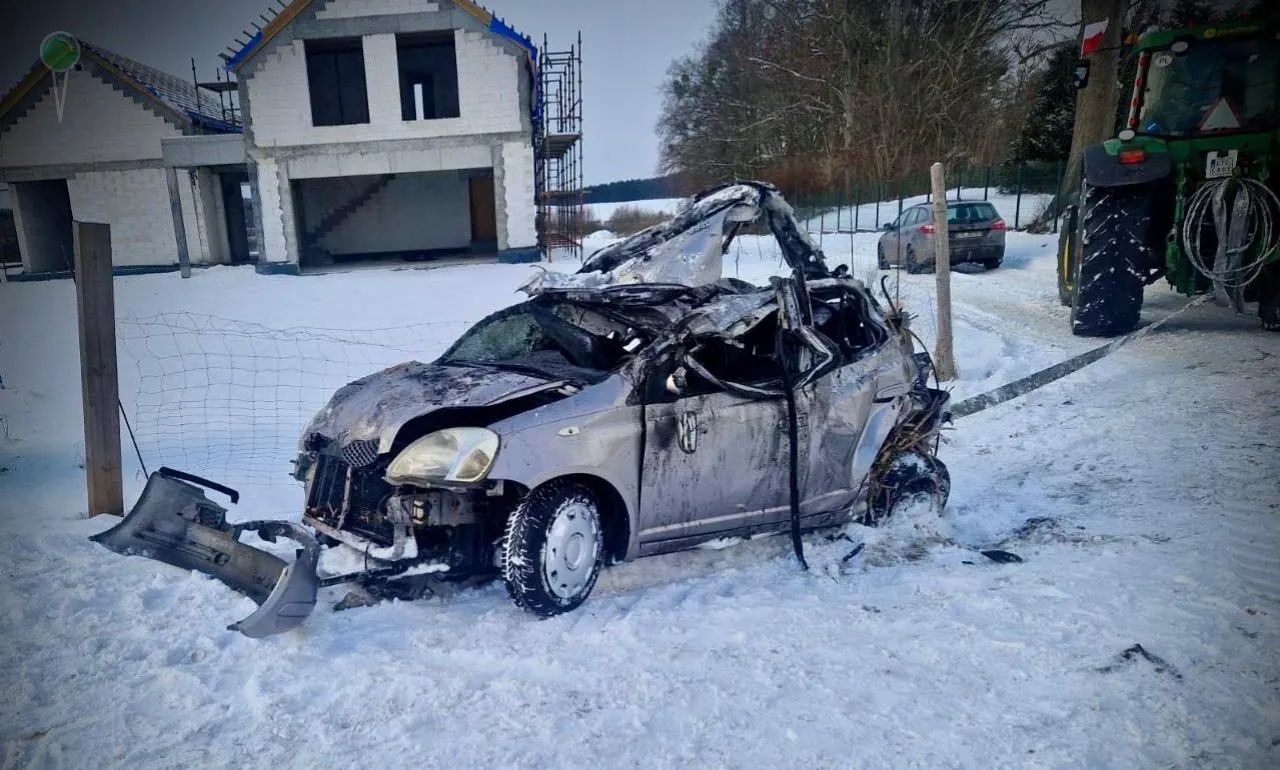 Pijani mężczyźni wjechali autem na lód (FOTO: KPP Tczew)