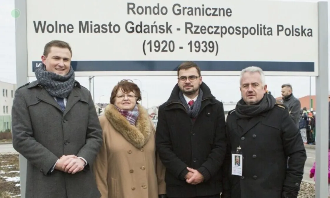 Gdańsk Kokoszki (Karczemki). Nadanie rondu na skrzyżowaniu ulic Kartuskiej, Otomińskiej i Lubczykowej imienia "Rondo Graniczne Wolne Miasto Gdańsk - Rzeczpospolita Polska (1920-1939)". Nz. od lewej: Z-ca Prezydenta Gdańska Piotr Grzelak, Prezes Stowarzyszenia Dzielnicy Kokoszki Danuta Bociewicz, Radny Miasta Gdańska Mariusz Andrzejczak, Przewodniczący Zarządu Dzielnicy Kokoszki Krzysztof Nowotarski. (FOTO: Jerzy Pinkas/gdansk.pl)