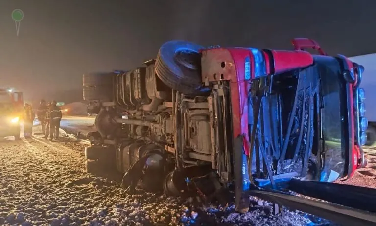 Przewrócona ciężarówka ze zbożem na Obwodnicy Trójmiasta (FOTO: KMPSP Gdańsk)