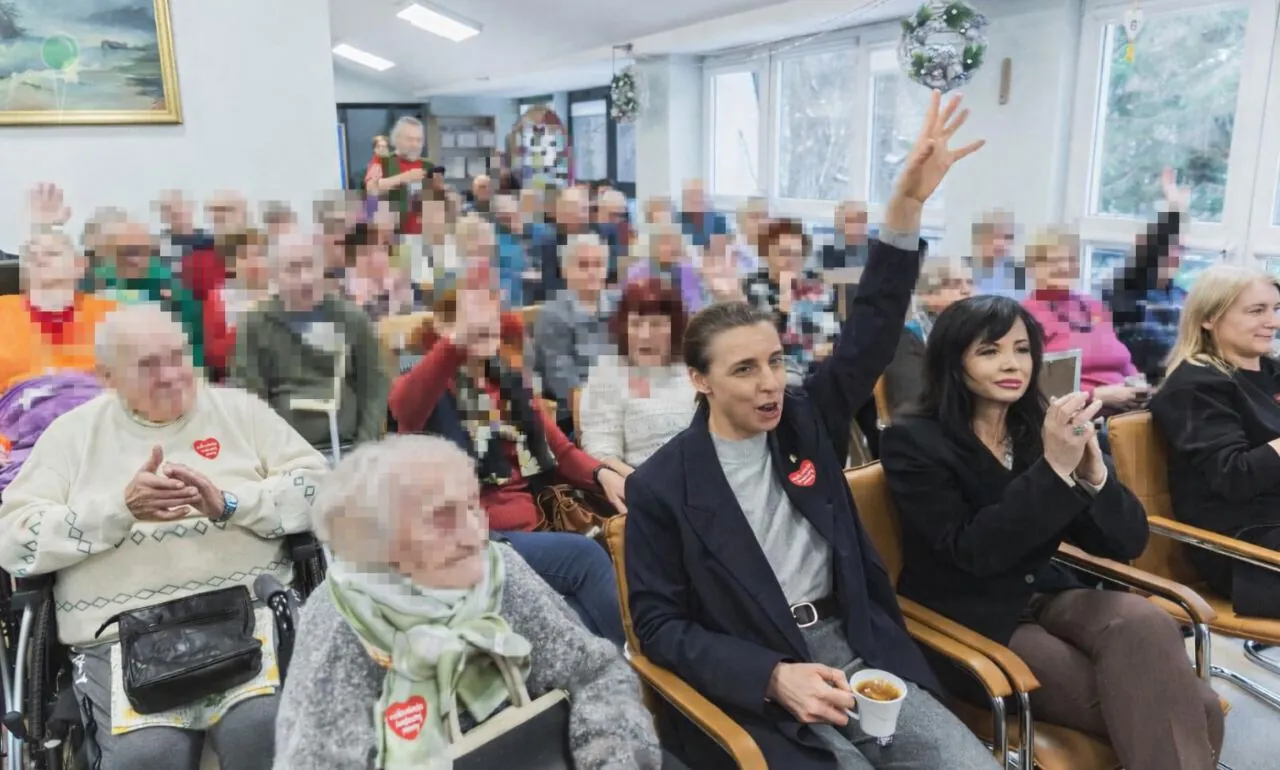 Zbiórka WOŚP w DPS-ie w Gdańsku. Na pierwszym planie władze miasta (FOTO: Żaneta Geryk/FB)