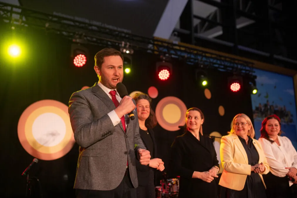 Władza tańczy na lotnisku wśród seniorów. Kto i ile płaci za imprezy? (FOTO: Kamil Jasiński / gdansk PL)