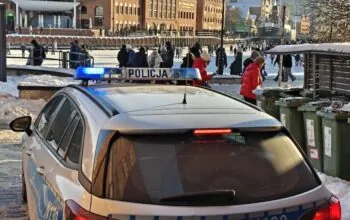 Pijana 36-latka spadła z Mostu Stągiewnego na lód (FOTO: KMP Gdańsk)