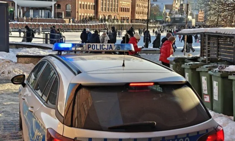 Pijana 36-latka spadła z Mostu Stągiewnego na lód (FOTO: KMP Gdańsk)