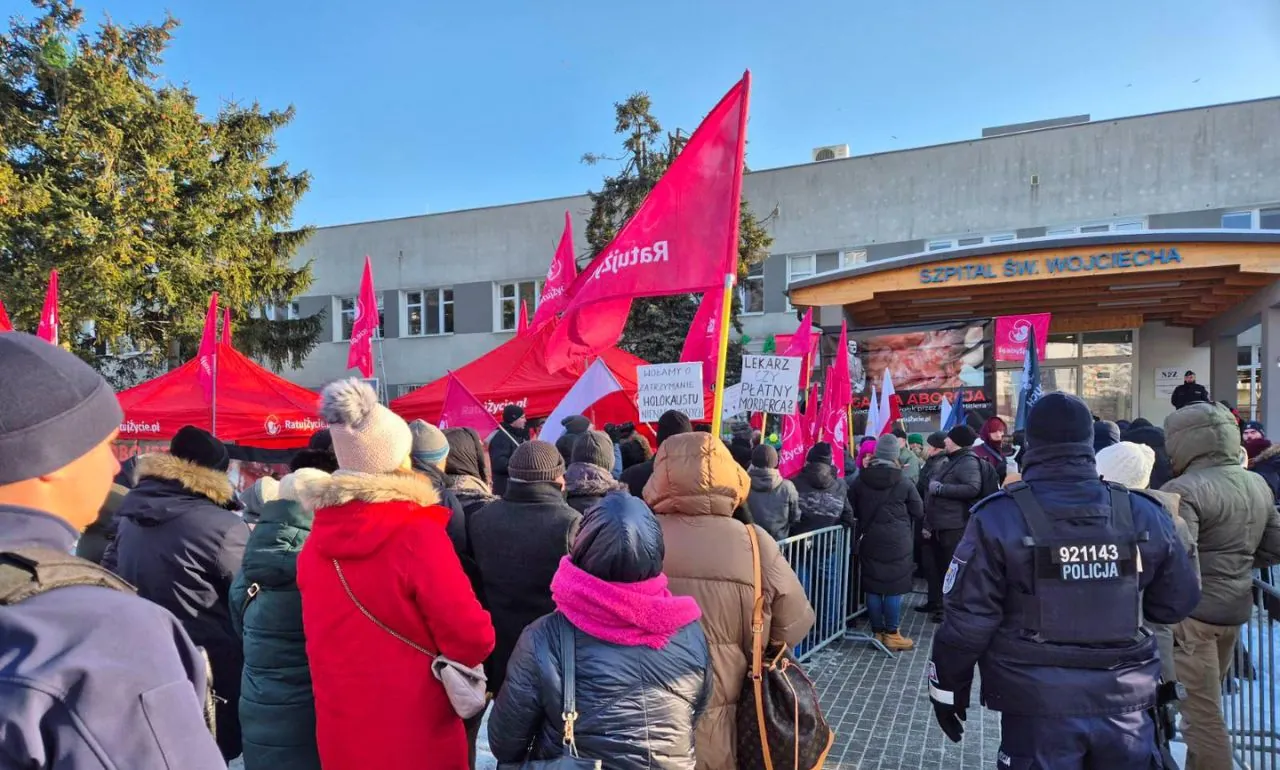 Lewica chce zakazu modlitwy pod szpitalem na Zaspie. Co zrobi Dulkiewicz? (FOTO: Kaja Godek/X)