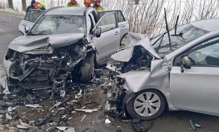 Wypadek w Krzyżanowie pod Malborkiem. Dwie osoby w szpitalu (FOTO: Mariusz Pelpliński / KPPSP Malbork)