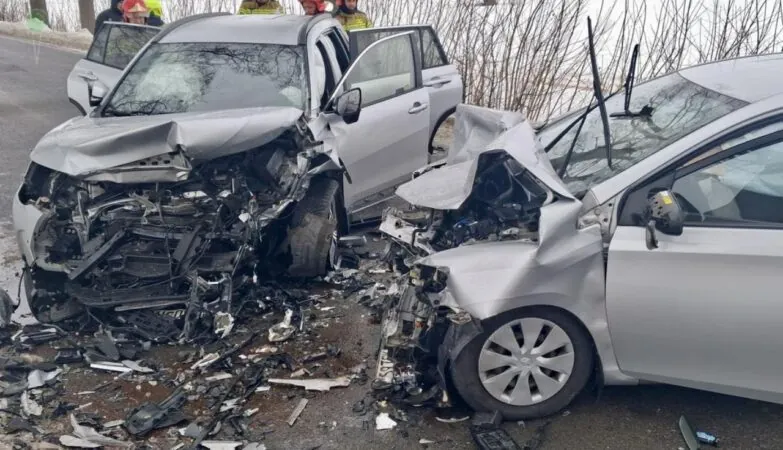 Wypadek w Krzyżanowie pod Malborkiem. Dwie osoby w szpitalu (FOTO: Mariusz Pelpliński / KPPSP Malbork)