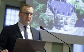 Szef klubu PiS stanie przed sądem. W tle protest przed domem Donalda Tuska (FOTO: Grzegorz Mehring/gdansk.pl)