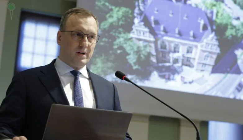 Szef klubu PiS stanie przed sądem. W tle protest przed domem Donalda Tuska (FOTO: Grzegorz Mehring/gdansk.pl)