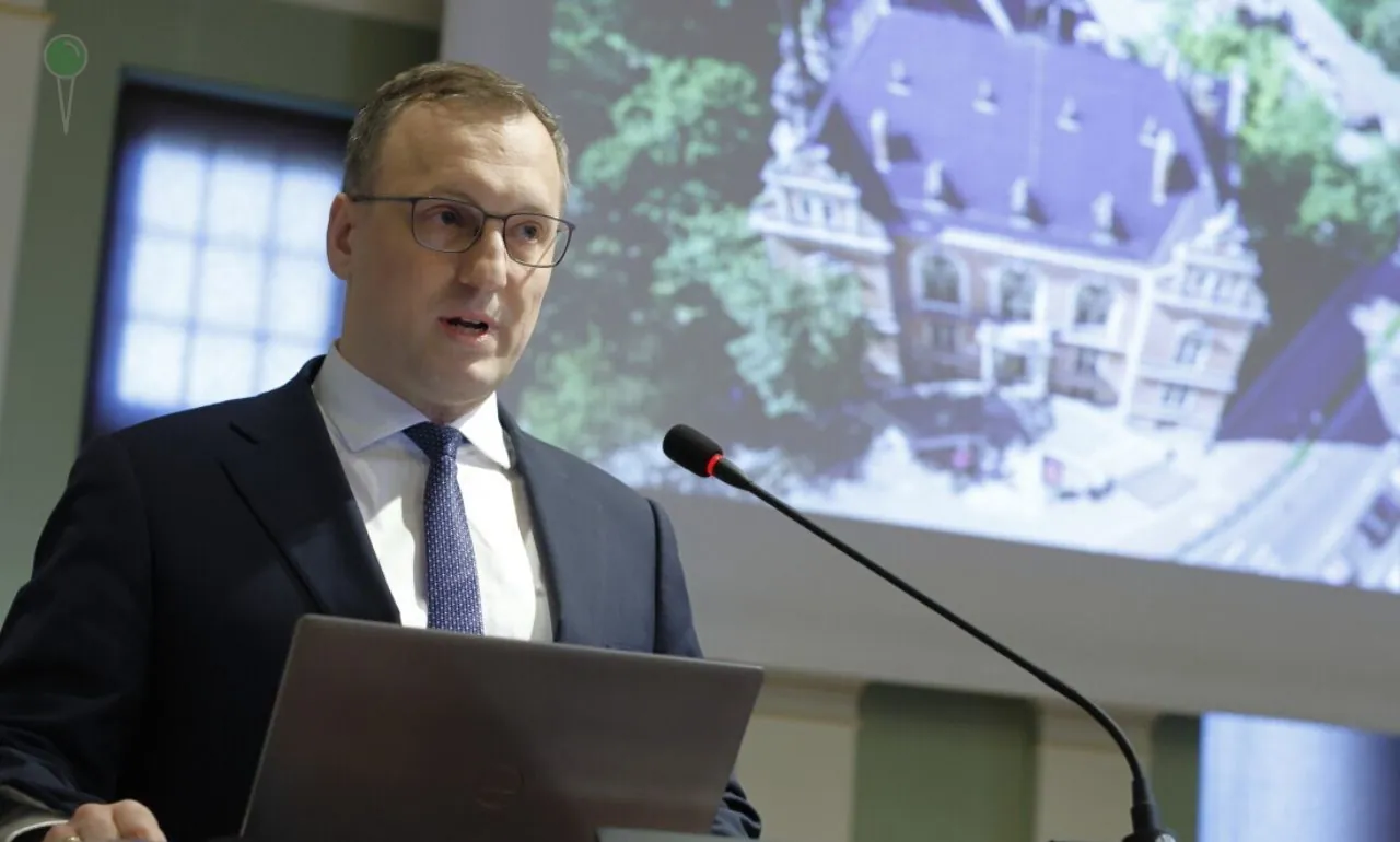 Szef klubu PiS stanie przed sądem. W tle protest przed domem Donalda Tuska (FOTO: Grzegorz Mehring/gdansk.pl)