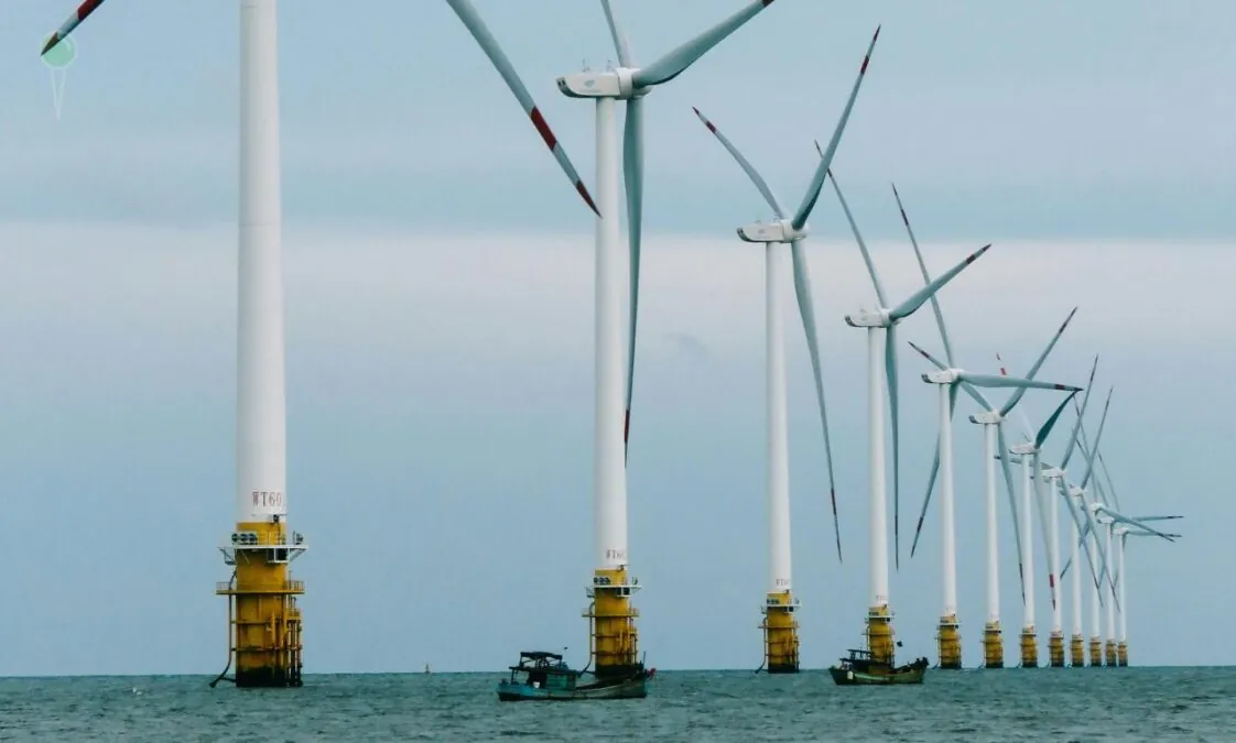 Naukowcy z „Nature” ostrzegają. Morskie farmy zmieniają klimat (FOTO: canva)